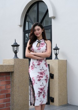 Floral Sleeveless Cheongsam with Lace Trim