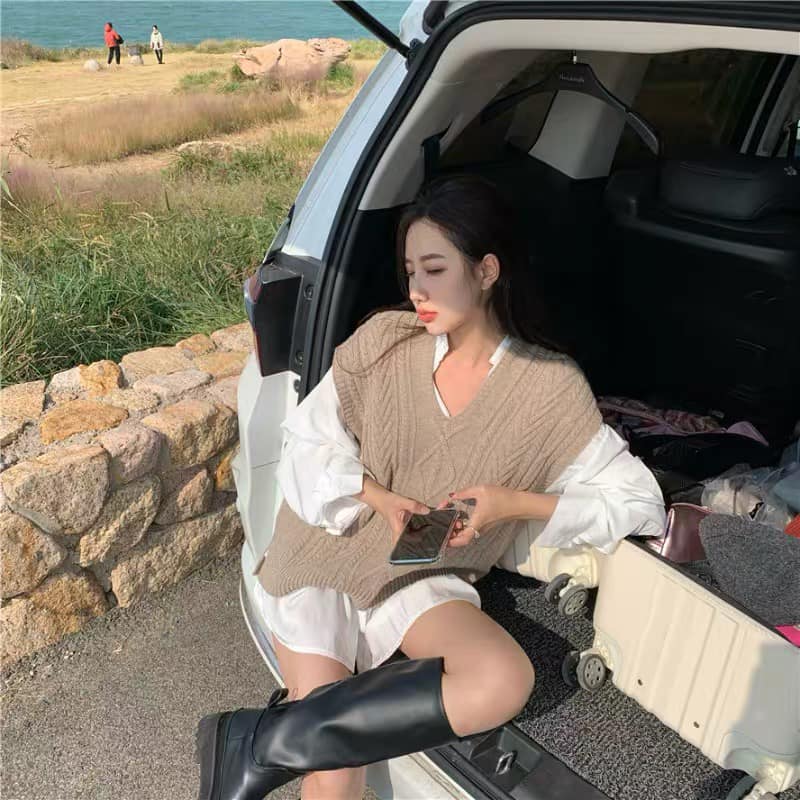 Knitted vest & white shirt set