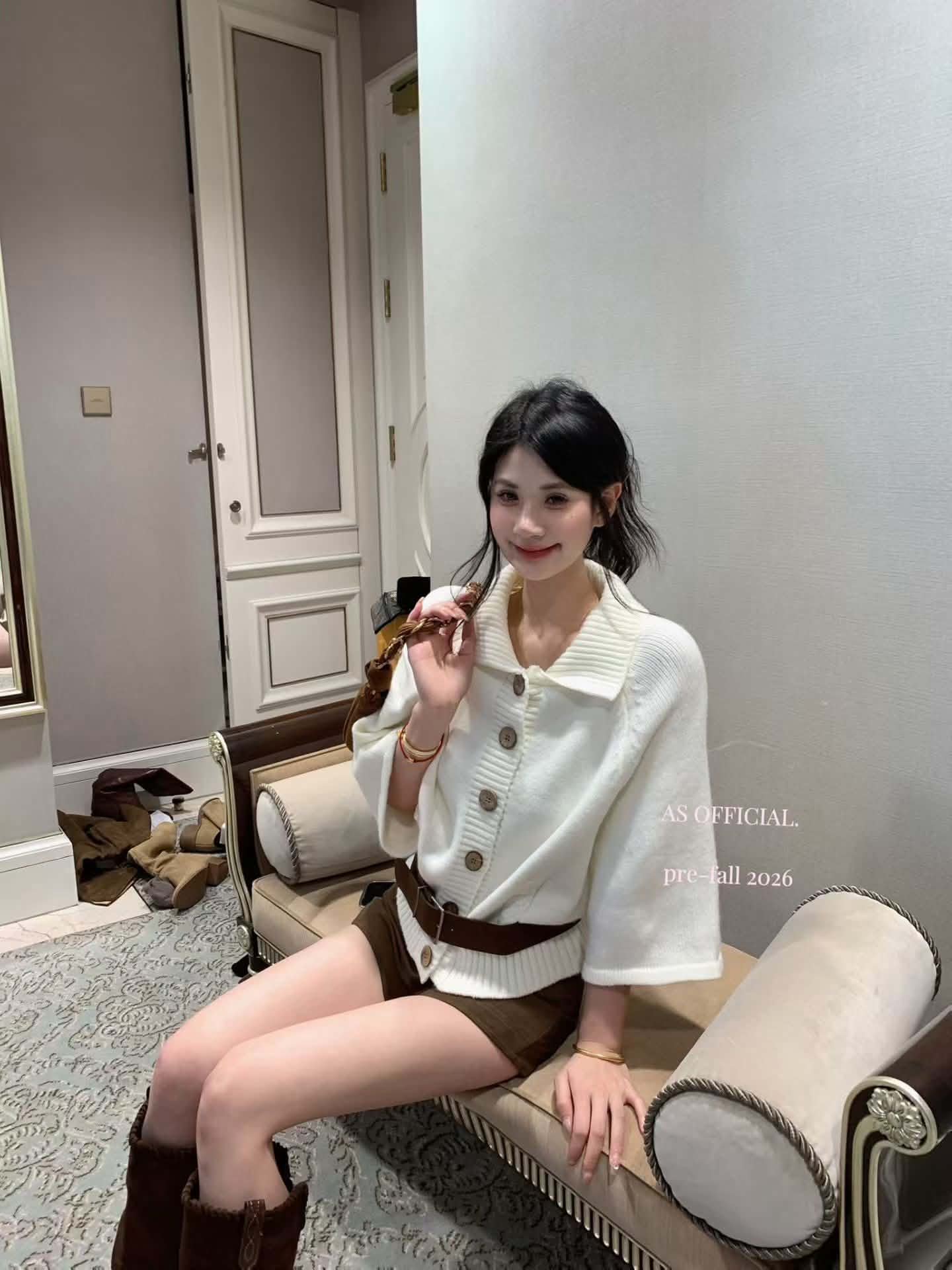 排扣中袖翻领毛衣