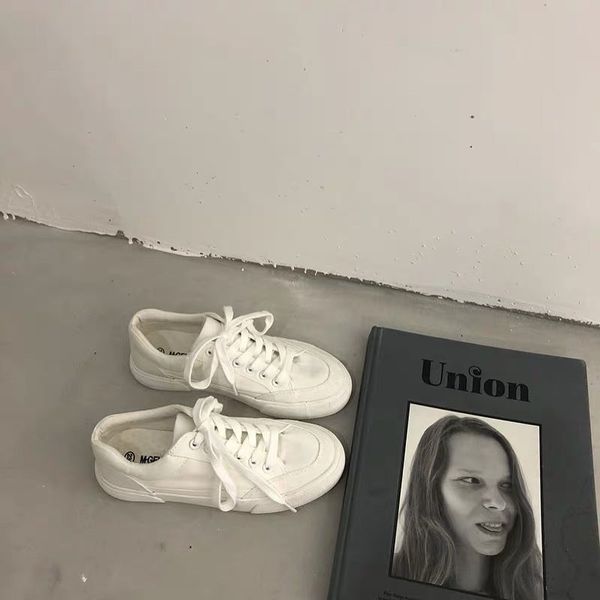 Basic plain sneakers