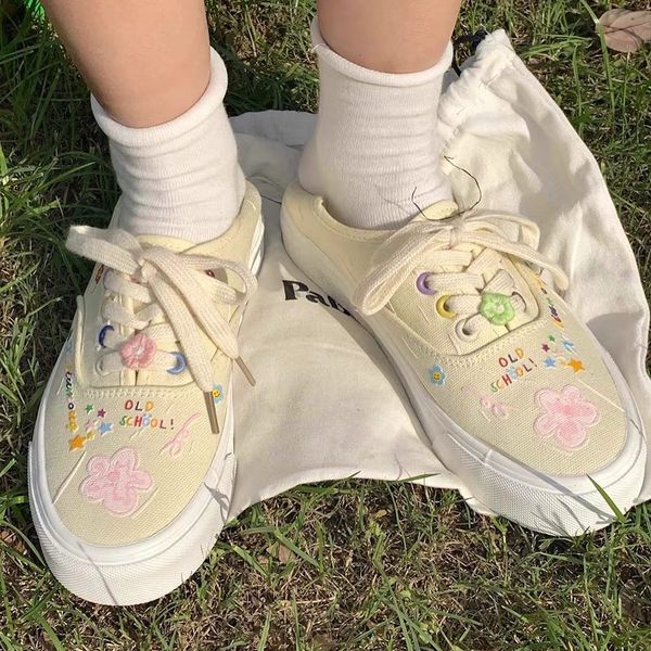 Cute graffiti canvas shoes