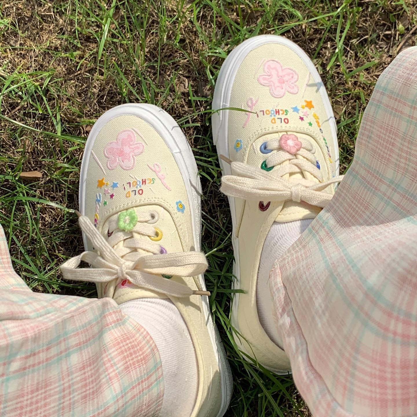 Cute graffiti canvas shoes