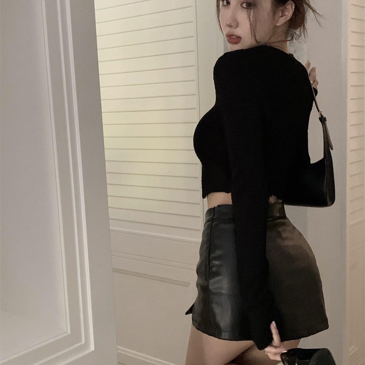 Two-way Chain Black Blouse