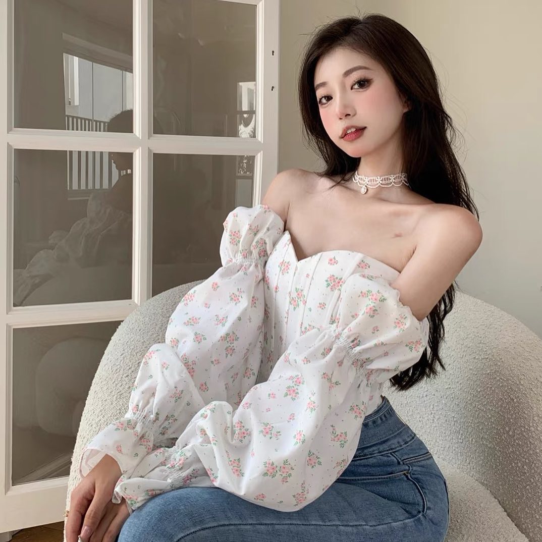 White puffy sleeve floral blouse