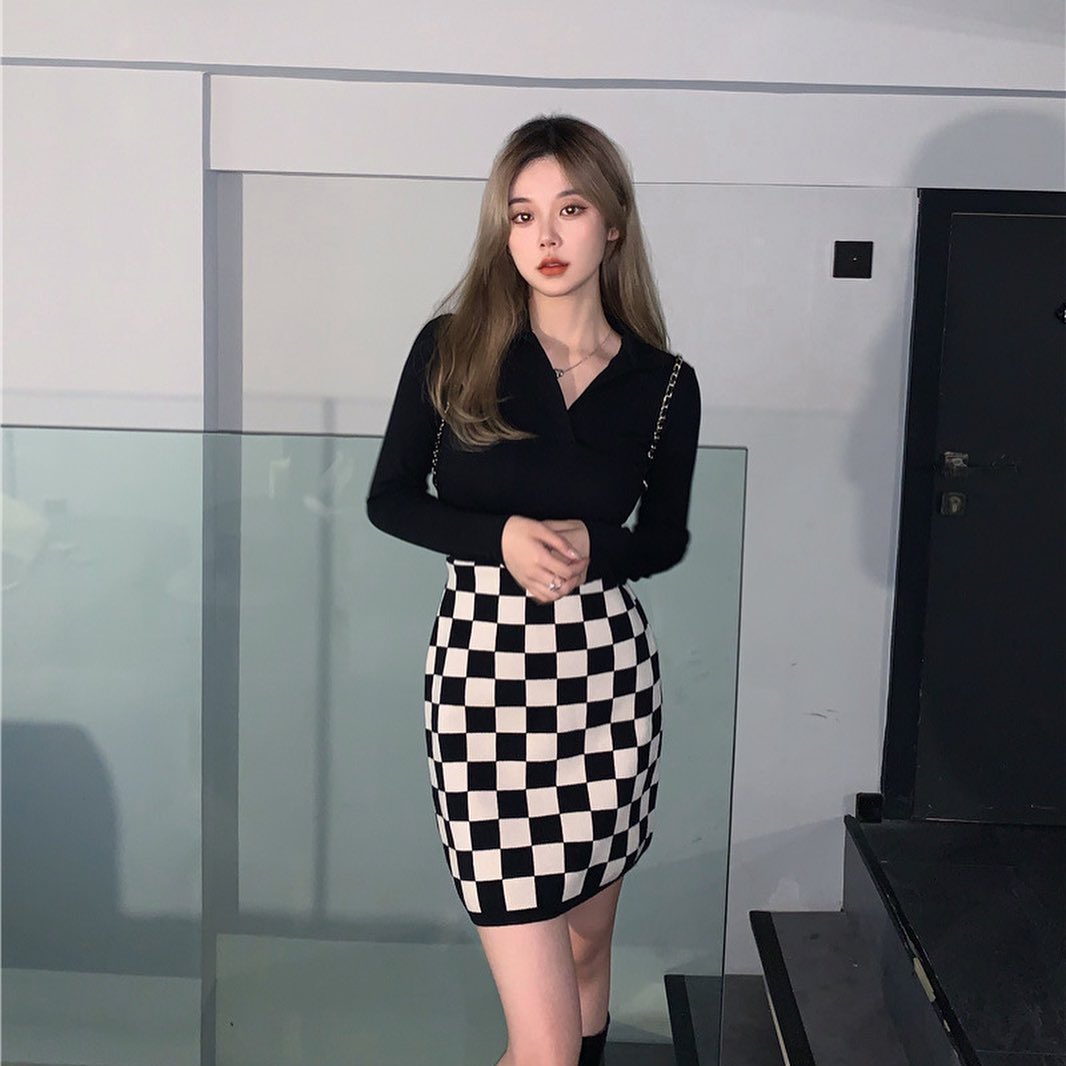 Polo knitted collar blouse & checkered high waist skirt