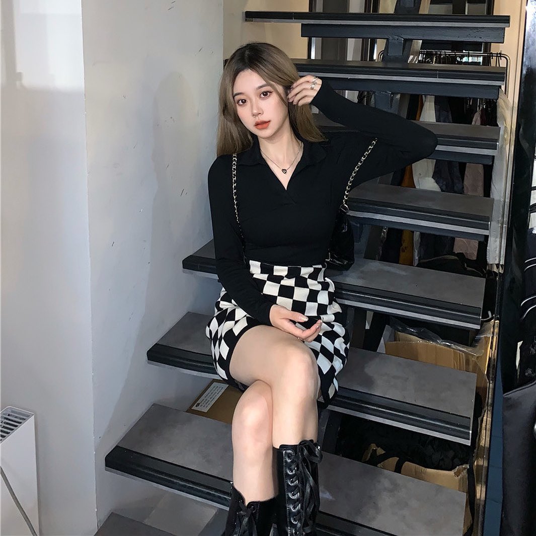 Polo knitted collar blouse & checkered high waist skirt