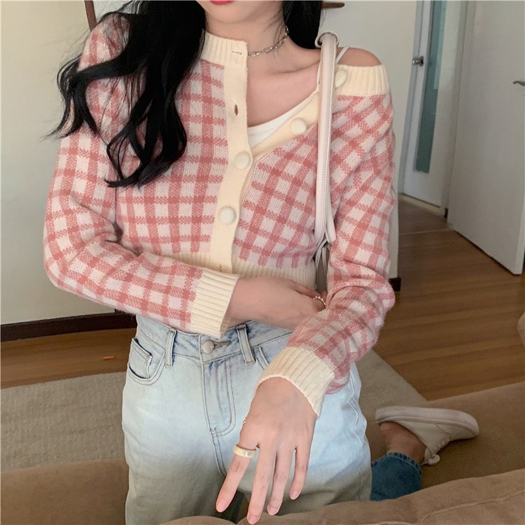 Knitted checkered blouse