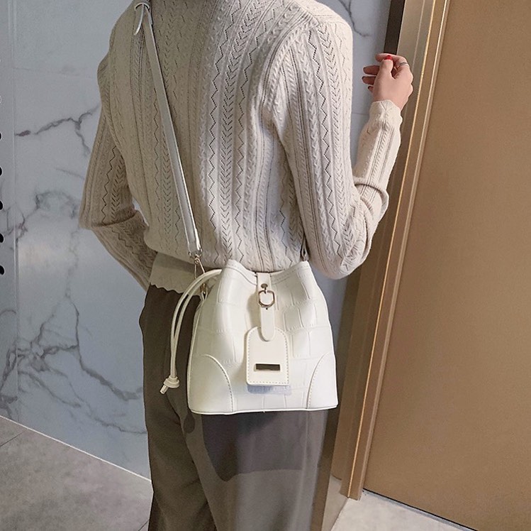 Adjustable straps mini bucket bag