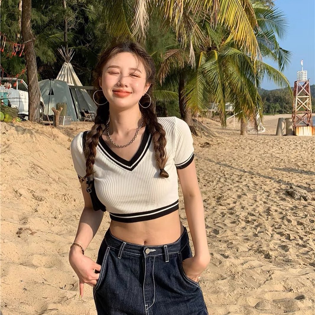 White V neck knitted crop top