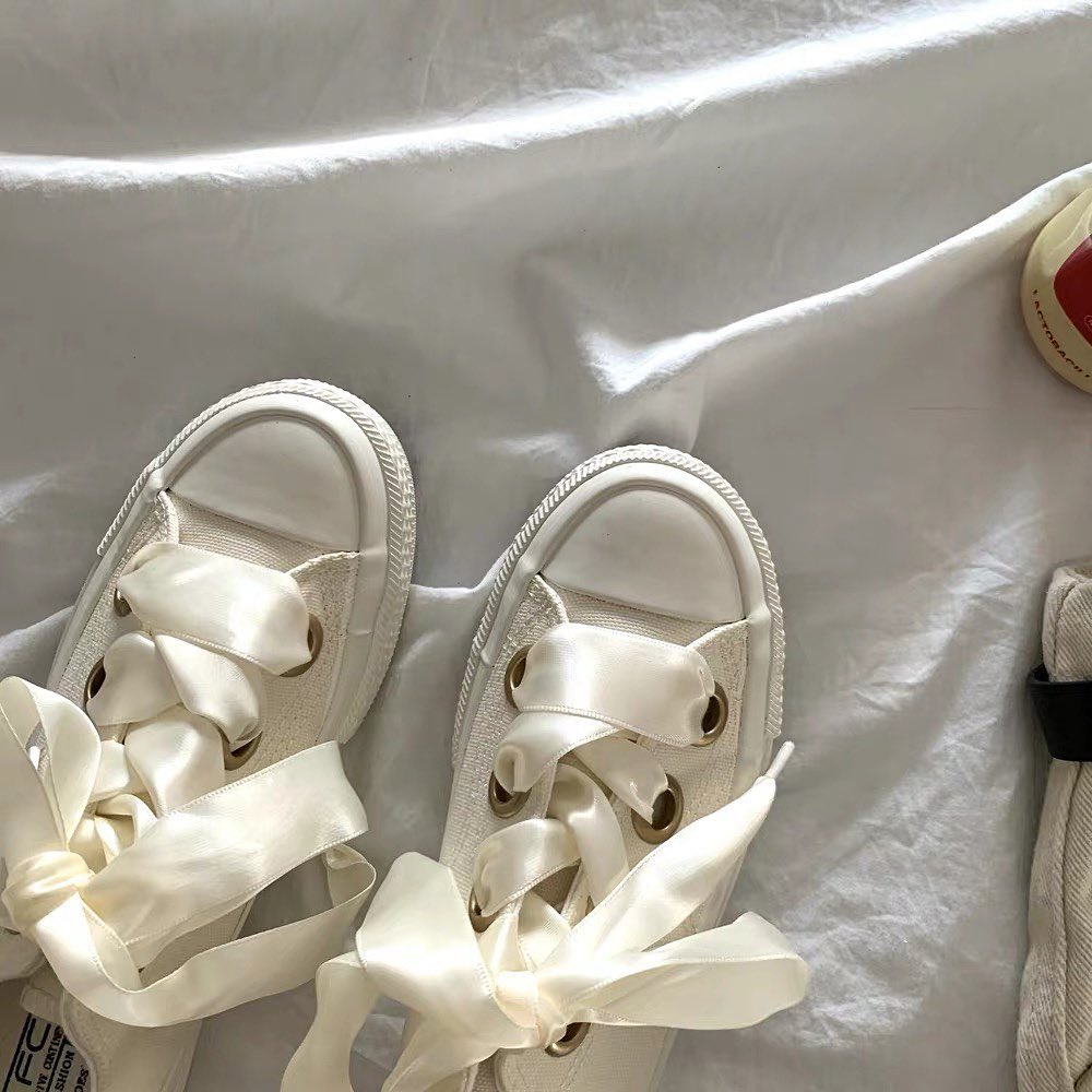 Ribbon canvas sneaker